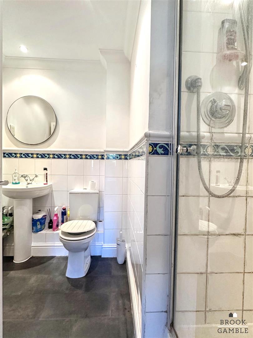 2 Bedroom Flat/Apartment. St. Annes Road in Eastbourne,  9